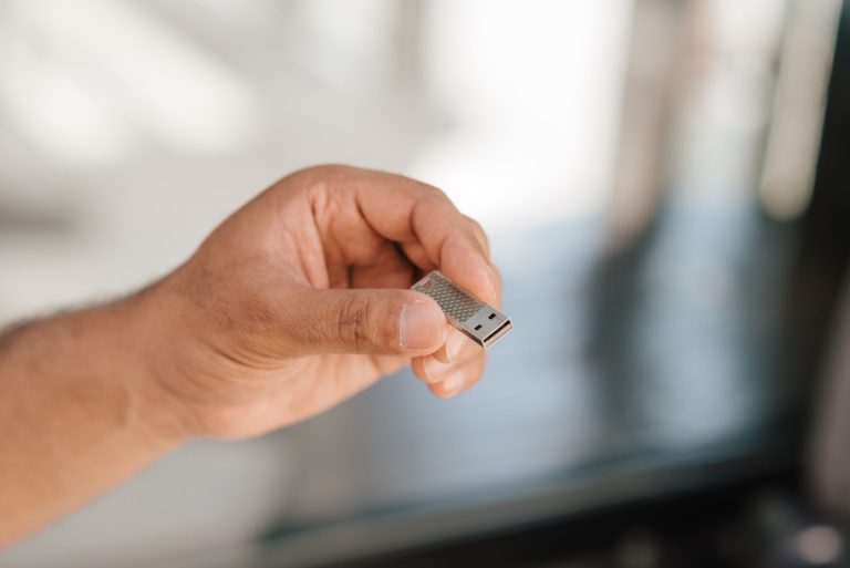 Installer des logiciels sur une — clé USB avec installation de logiciels