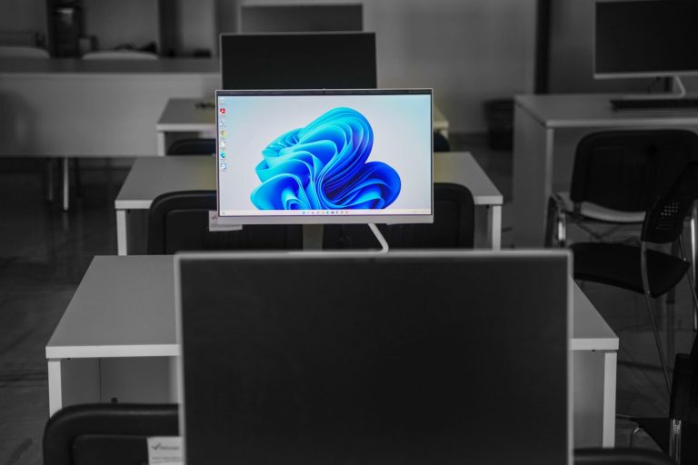 PC non compatible Windows 11 — ordinateur avec écran d'installation Windows 11